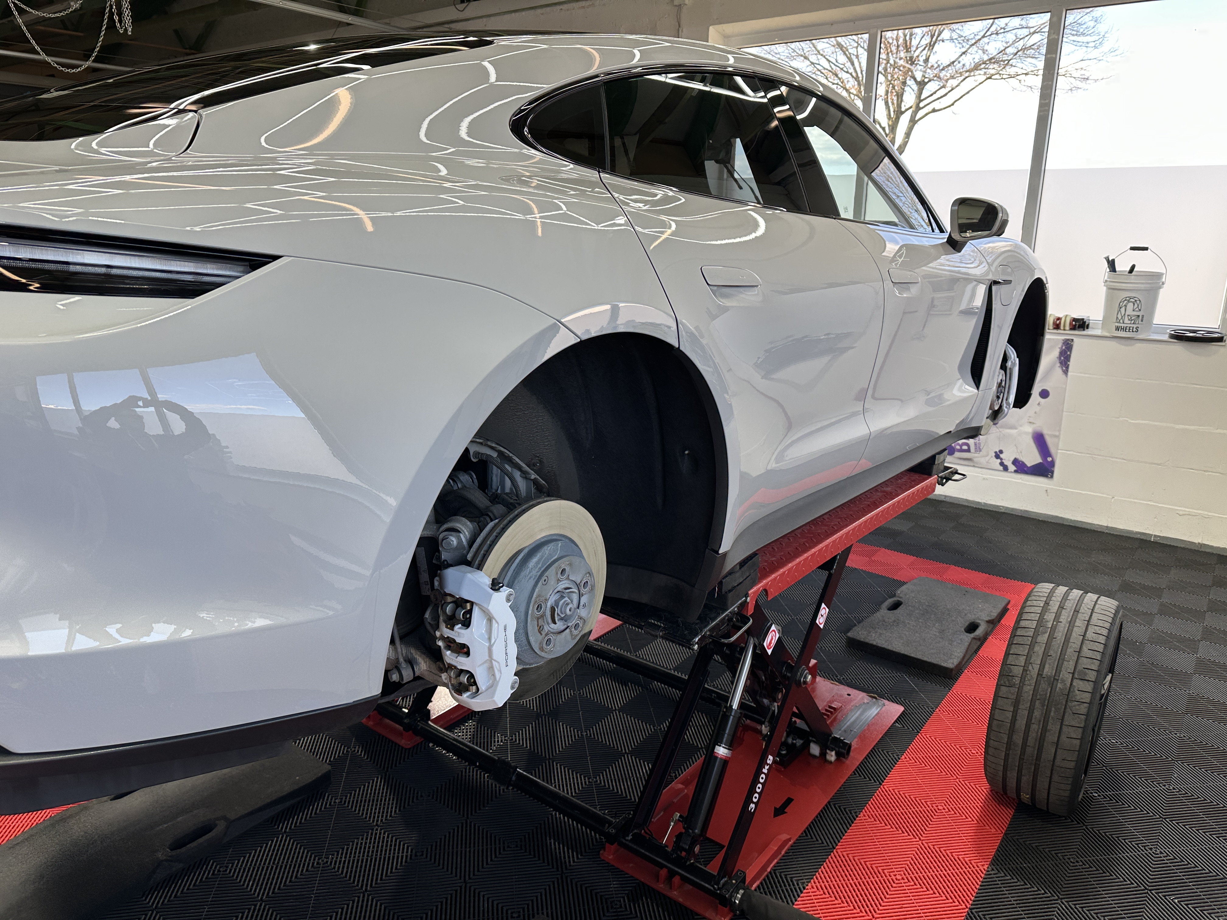 Porsche Taycan mit Keramikversiegelung